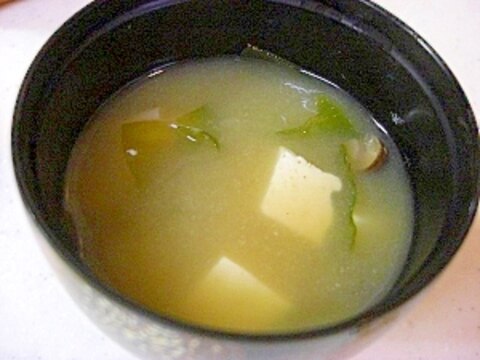 しめじと豆腐とわかめのお味噌汁